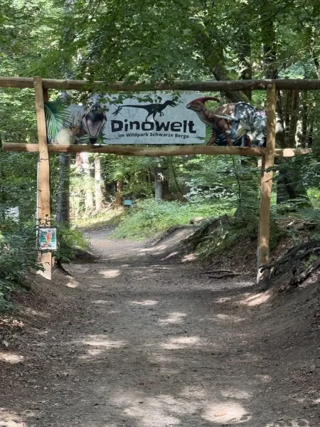 Dinowelt im Wildpark Schwarze Berge – Urzeit hautnah erleben
