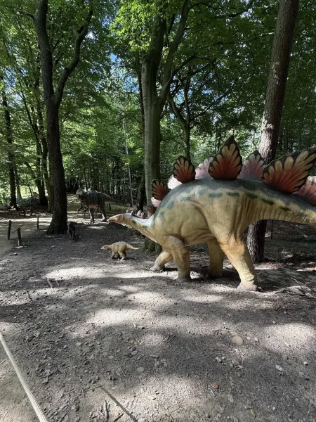 Dinowelt im Wildpark Schwarze Berge – Urzeit hautnah erleben