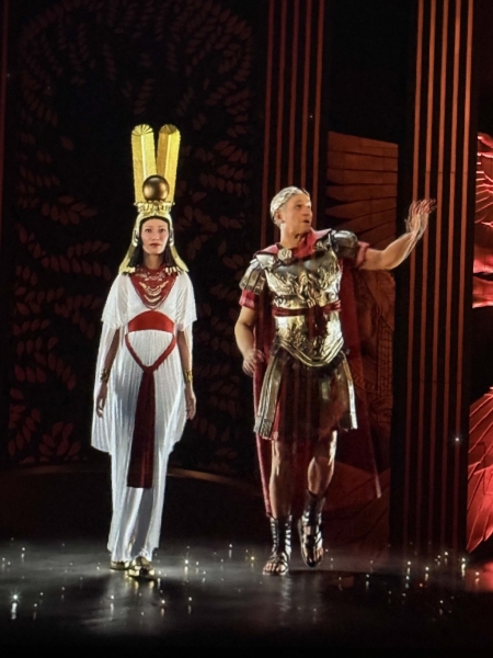 Zeitreise ins Alte Ägypten: Kleopatra-Show mit Hologrammen