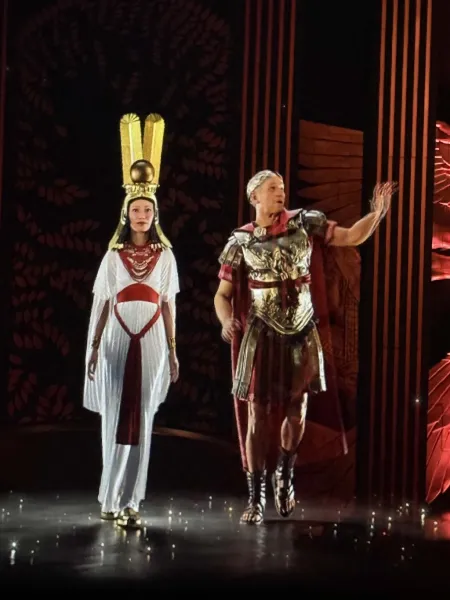 Zeitreise ins Alte Ägypten: Kleopatra-Show mit Hologrammen