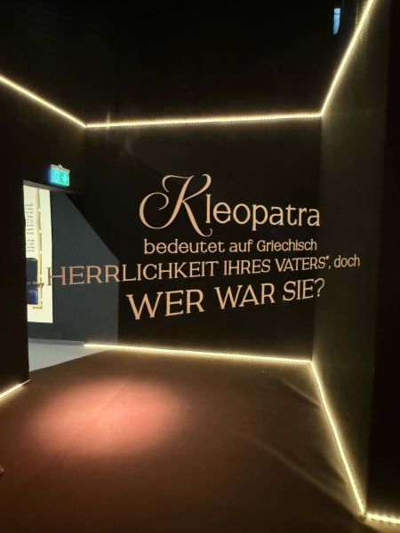 Zeitreise ins Alte Ägypten: Kleopatra-Show mit Hologrammen