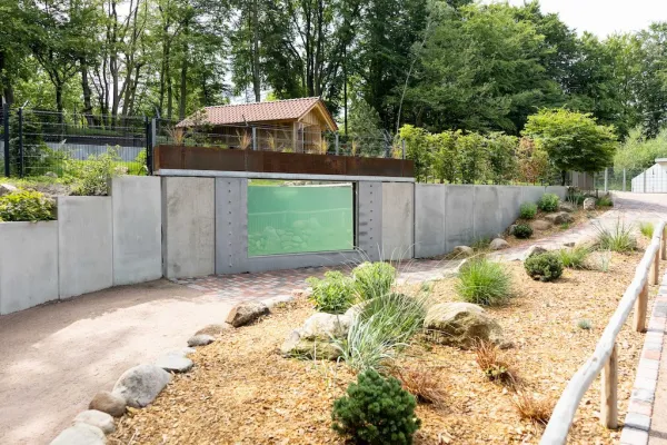 Das Beobachtungsbassin mit großer Unterwasserscheibe ist das Highlight der Otter-Anlage.