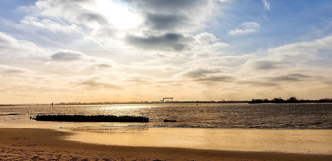 Wrack der Polstjernan am Blankeneser Strand.