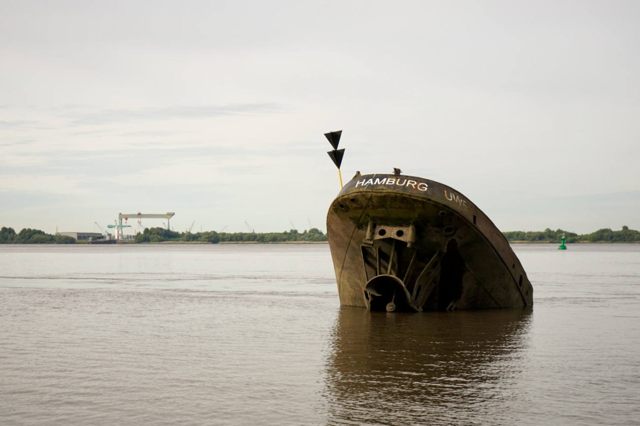 Die „Uwe“ bei Niedrigwasser.